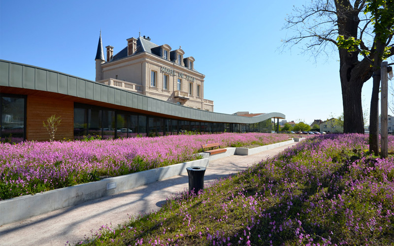 Hotel de ville et parc